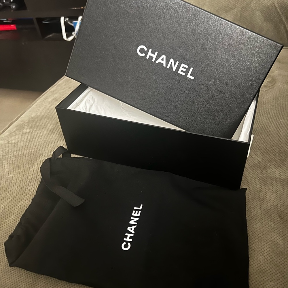 CHANEL Black Box with White Logo - Picture 9 of 11